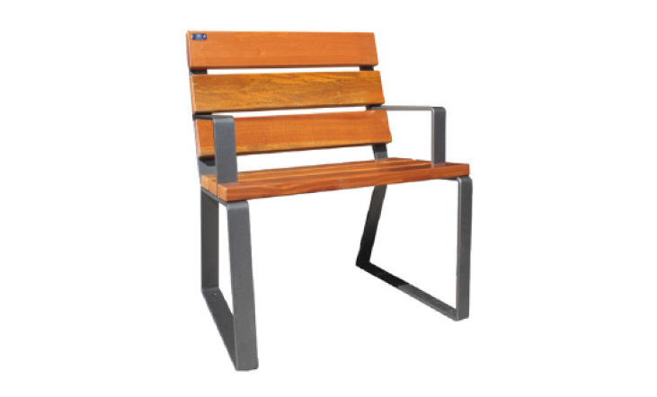 silla urbana de madera por exterior dama